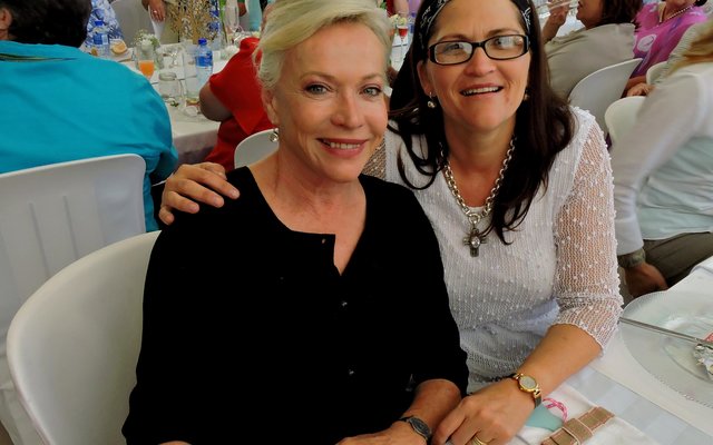 Die gasspreker, Sandra Prinsloo saam met ChrizÃ¼lene van Niekerk, organiseerder van die Vrouedag (Foto: Luzaan Botha)  